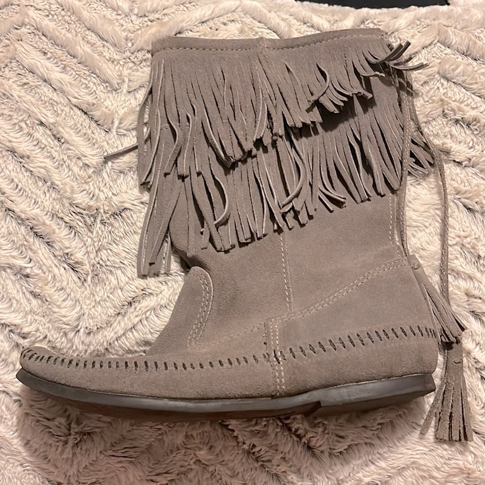 Size 9 Minnetonka moccasin boots.